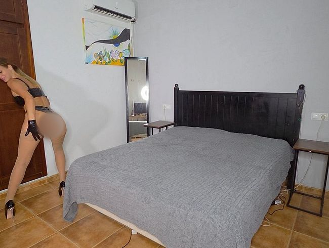 Seine Lieblingsschlampe ist wieder geil ! Und will gefi**t werden.