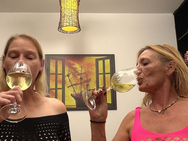 Und noch ein pi**video, pi**e trinken aus dem Glas