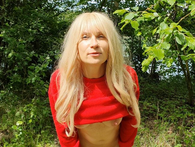 ERWISCHT! Wild pi**en im Wald endet mit bl*wjob! MEGA STRAHL!!
