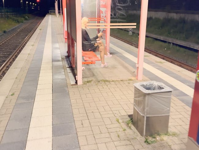 Krass !! Geile Schlampe mitten am Bahnhof gefi**t !!!