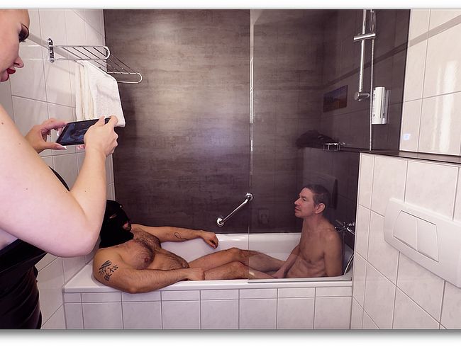Doppelskla*e in Badewanne und wird von mir aus Pu**y gespri**t