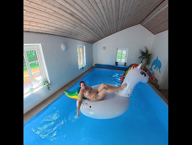 Ein wenig Spaß mit einender aufbla*barer Matratze im Pool